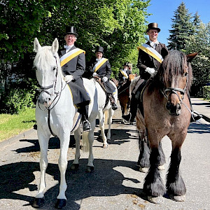 Hoch zu Roß - Standarte voraus: Kaiserwetter am 10. Mai für den "Blutritt" in Weingarten