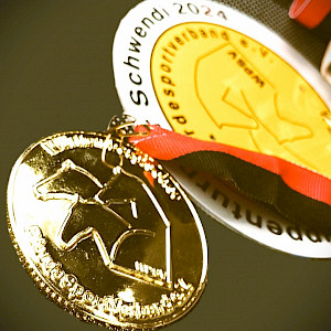 Oktober glänzt mit goldenen Herbst-Schleifen